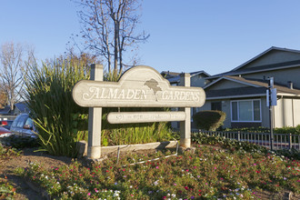 Almaden Gardens in San Jose, CA - Foto de edificio - Building Photo