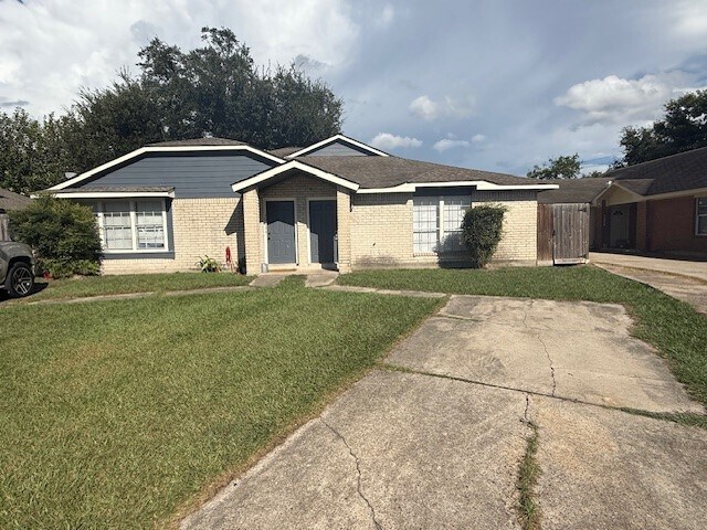 10032 Sharpton Dr in Houston, TX - Building Photo