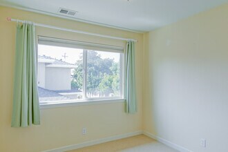 1236 Poplar Ave in Sunnyvale, CA - Foto de edificio - Building Photo
