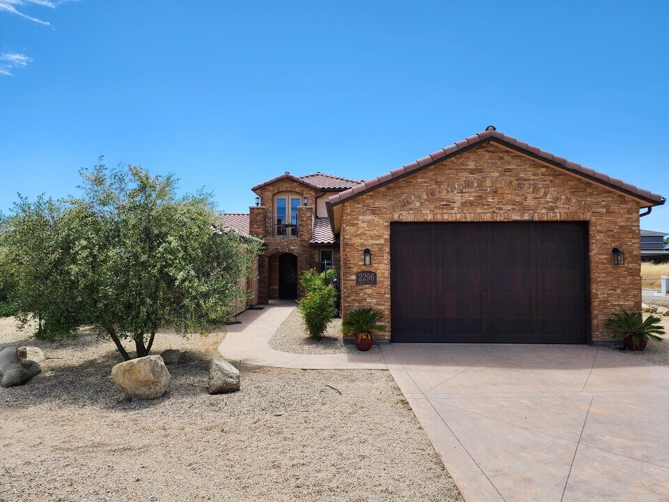 2296 Holly Dr in Paso Robles, CA - Foto de edificio