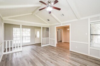 332 Coventry Ln in Alvin, TX - Building Photo - Building Photo