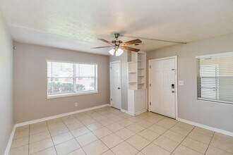 7909 Caxton Cir W in Jacksonville, FL - Building Photo - Building Photo