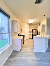 Room in House on Amy Francis St in Austin, TX - Building Photo - Building Photo