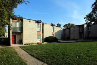 TOWNE CREST APARTMENTS in Gaithersburg, MD - Foto de edificio - Building Photo