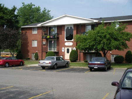 Royal York Garden Apartments in West Seneca, NY - Building Photo - Building Photo