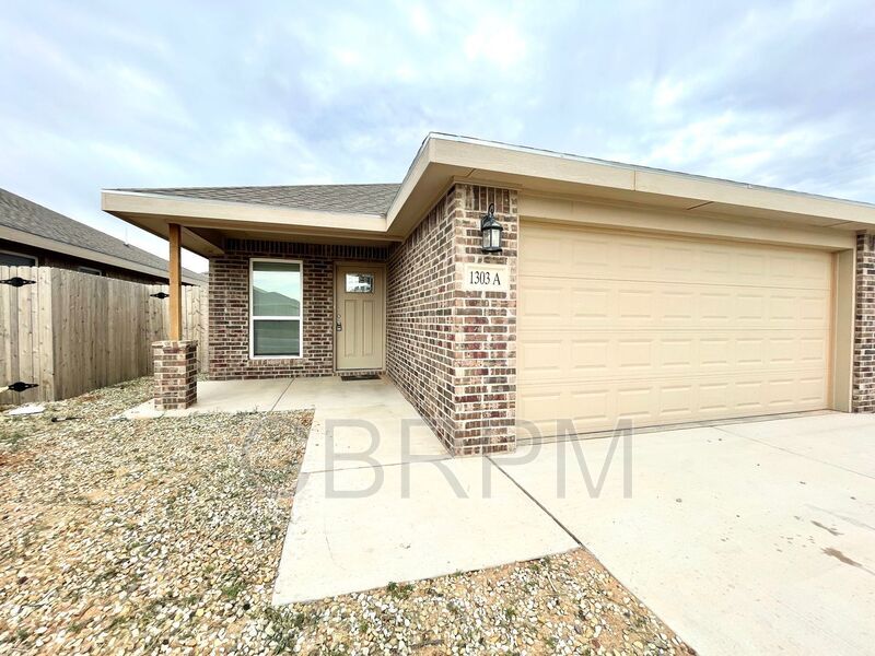 1304 N Dover Ave-Unit -Unit B in Lubbock, TX - Building Photo