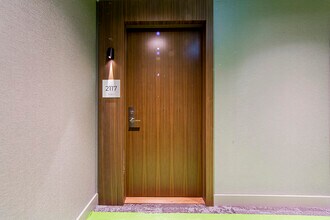 1928-1928 Lake Shore Blvd W in Toronto, ON - Building Photo - Building Photo