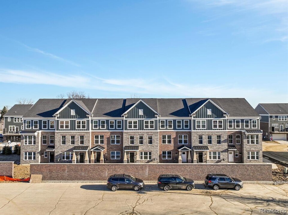 43111 Atwood Ave in Novi, MI - Building Photo