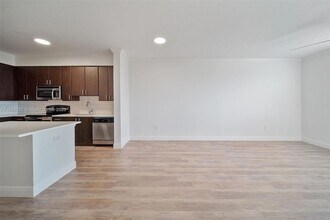 10170 SW 7th St, Unit 21-410 in Pembroke Pines, FL - Building Photo - Building Photo