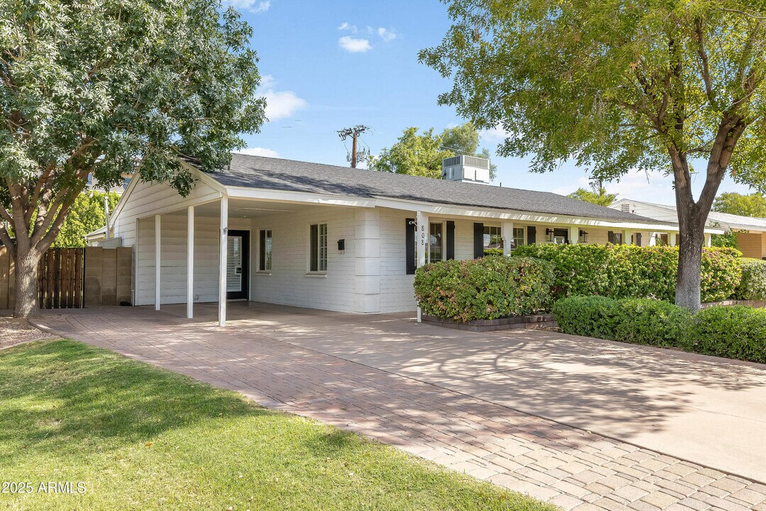 808 E Cavalier Dr in Phoenix, AZ - Building Photo