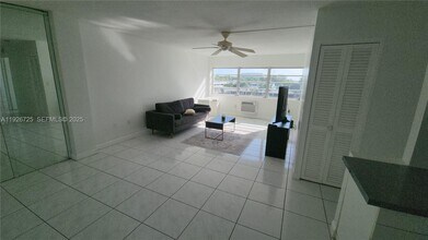 220 Kings Point Dr in Sunny Isles Beach, FL - Foto de edificio - Building Photo