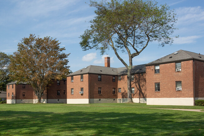 Bay Shore Manor in Bay Shore, NY - Foto de edificio - Building Photo