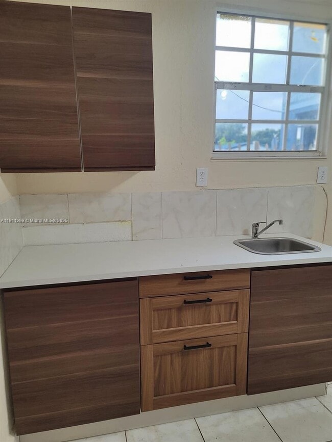 3680 NW 20th Ct in Miami, FL - Foto de edificio - Building Photo