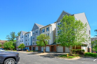 Hillwood Condominiums in Alexandria, VA - Building Photo - Building Photo