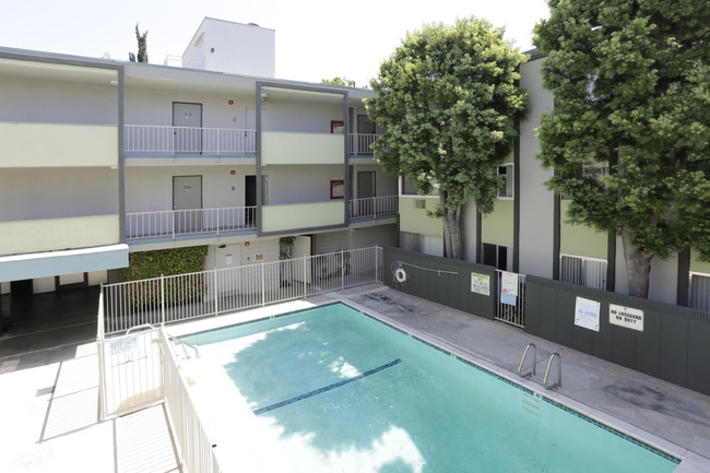 Mardi Gras Apartments in Los Angeles, CA - Building Photo - Building Photo