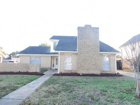 2810 Arrowhead Dr in Sugar Land, TX - Building Photo