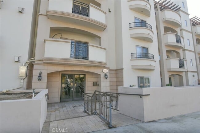 11848 Kiowa Ave, Unit 106 in Los Angeles, CA - Building Photo - Building Photo