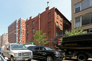369 W 36th St in New York, NY - Building Photo