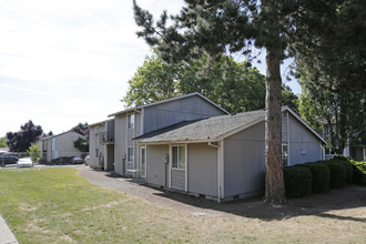 Kona Gardens Apartments in Milwaukie, OR - Building Photo - Building Photo