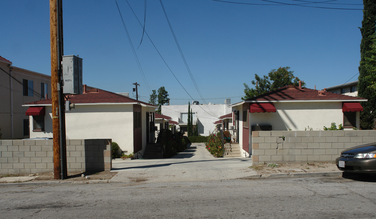 10229-10233 Hillhaven Ave in Tujunga, CA - Building Photo