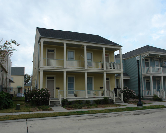 832 St Mary Dr in New Orleans, LA - Foto de edificio - Building Photo