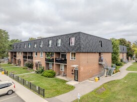 2125 Sheridan Park Dr in Mississauga, ON - Building Photo