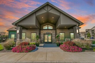 Blackhawk Apartment Homes in Spring Hill, KS - Foto de edificio - Building Photo