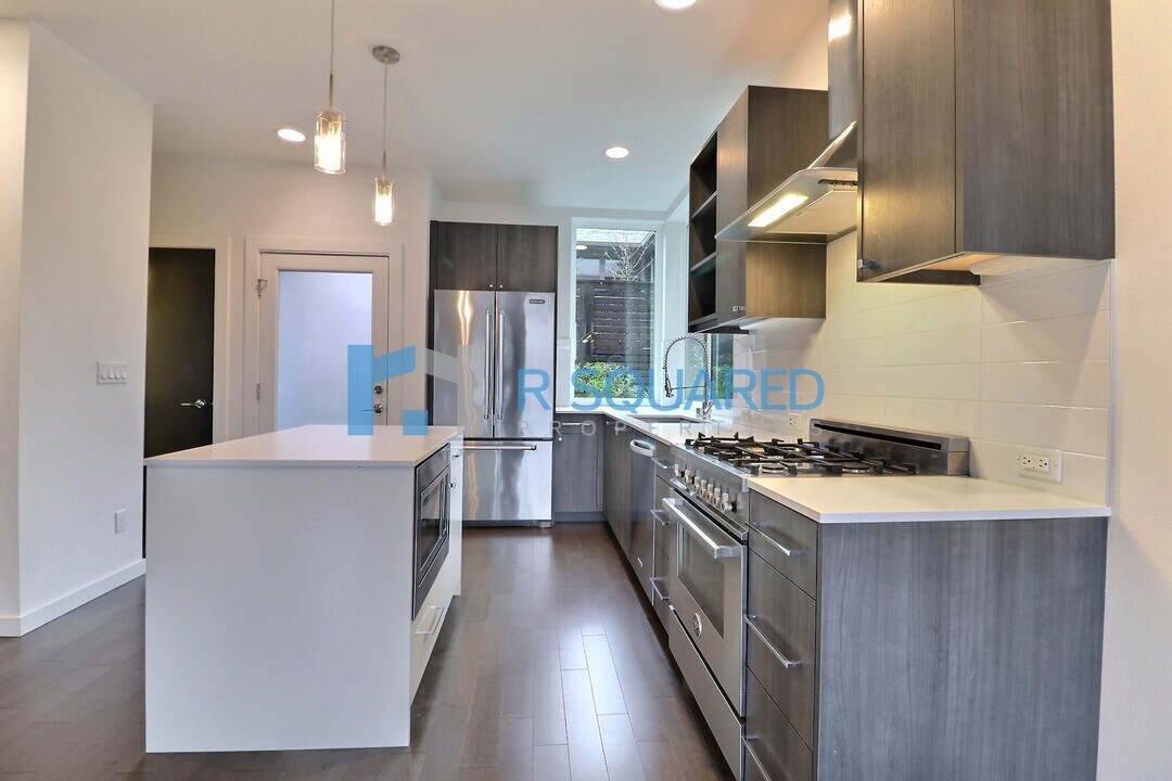 4447 41st Ave SW in Seattle, WA - Building Photo