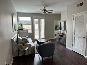 800 W Sam Houston Pkwy N in Houston, TX - Building Photo - Building Photo