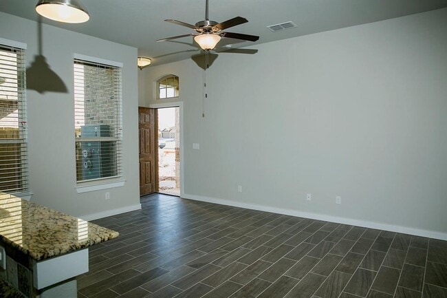 121 Calm Water Loop in Bastrop, TX - Foto de edificio - Building Photo