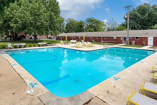Wakonda Village and Manor Apartment Homes in Des Moines, IA - Foto de edificio - Building Photo