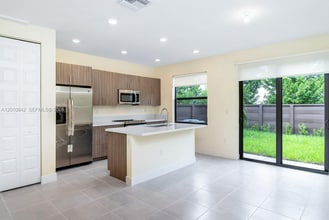 15862 NW 91st Ct in Miami Lakes, FL - Foto de edificio - Building Photo