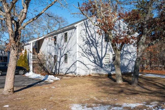 Oak Hollow Condominiums in Mashpee, MA - Building Photo - Building Photo