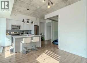 7 Erie Ave in Brantford, ON - Building Photo - Building Photo