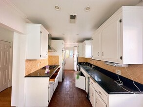 6500 Whitaker Ave in Van Nuys, CA - Building Photo - Building Photo