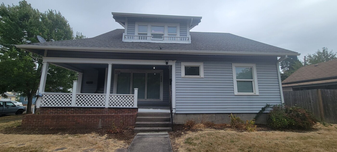 1034 NE Davis St in McMinnville, OR - Building Photo
