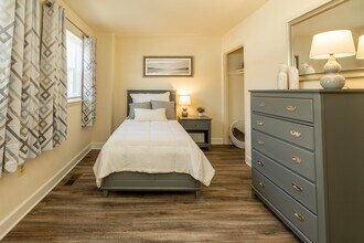 Seven Oaks Townhomes in Edgewood, MD - Foto de edificio - Building Photo