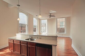 Hendrick Hudson in Troy, NY - Foto de edificio - Building Photo