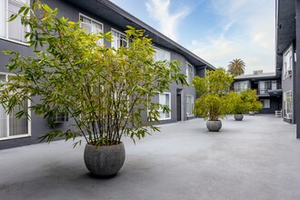 Kingsley Apartments in Los Angeles, CA - Foto de edificio - Building Photo