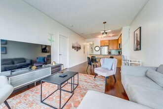 18 Yorkville Ave in Toronto, ON - Building Photo - Building Photo