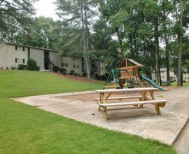 Pine Hills in Smyrna, GA - Foto de edificio - Building Photo