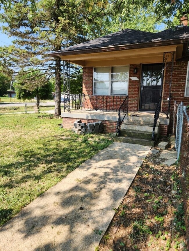 property at 1604 N Riley Ave