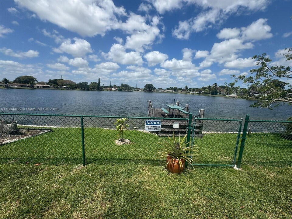 9431 NW 10th St in Pembroke Pines, FL - Building Photo