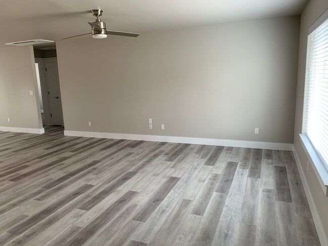 840 W Crystal Ct in Roseburg, OR - Building Photo - Building Photo