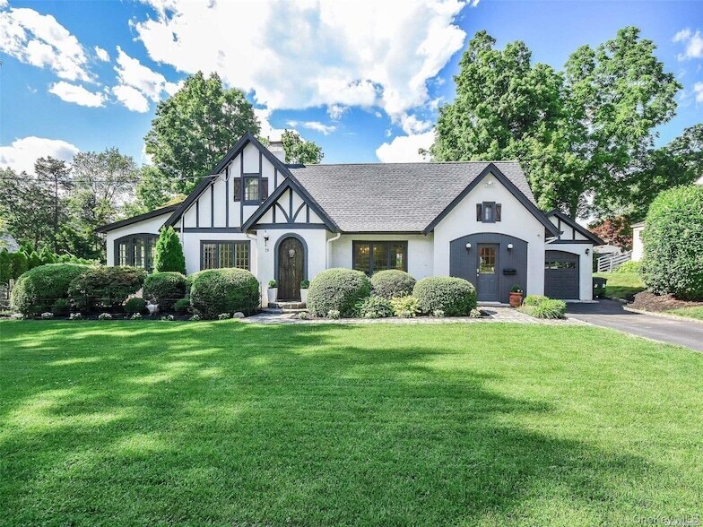 79 Reid Ave in Port Washington, NY - Building Photo