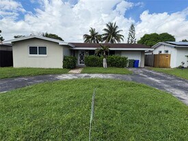 1130 NW 83rd Way in Pembroke Pines, FL - Building Photo