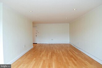 2501 Calvert St NW in Washington, DC - Building Photo - Building Photo