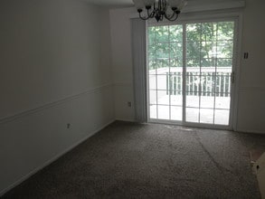 124 Treeview Dr in Coraopolis, PA - Building Photo - Building Photo