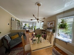 88 Warwick Rd, Unit 1 in Newton, MA - Foto de edificio - Building Photo