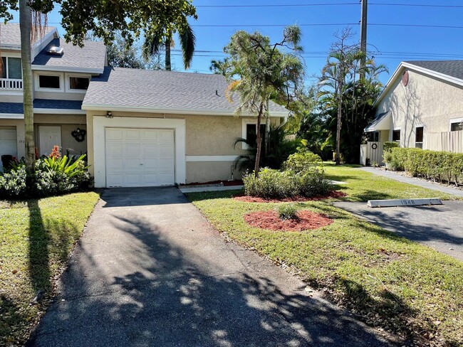 1948 Discovery Cir E in Deerfield Beach, FL - Building Photo - Building Photo